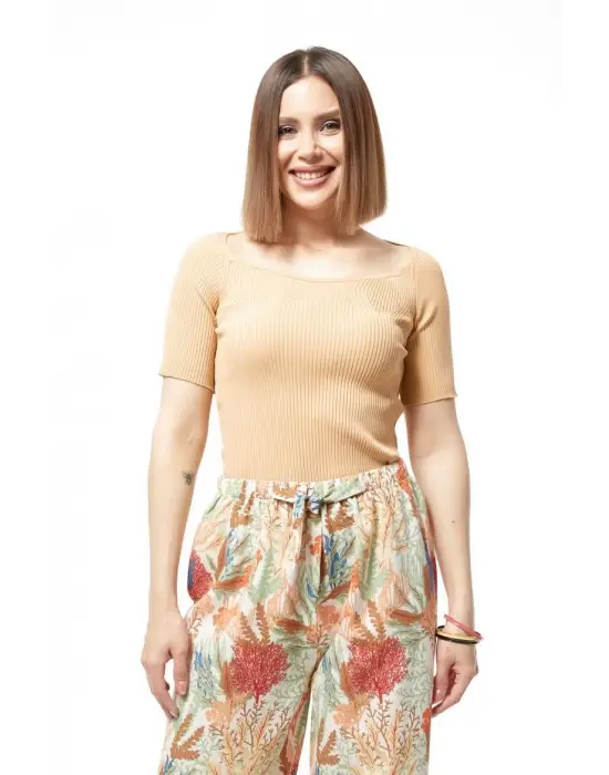 Omarı Hafif ve Şık Triko Tişört