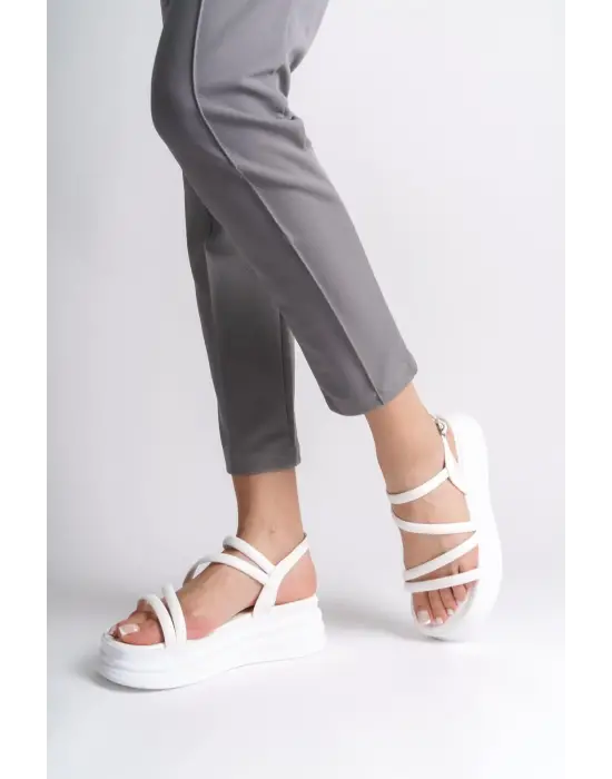 Omarı İnce Tokalı Rahat Tabanlı Bayan Sandalet Beyaz