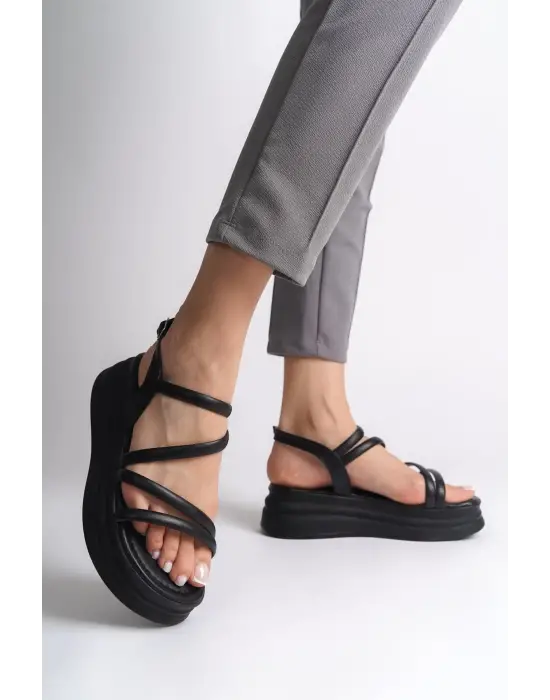 Omarı Şık Detaylı Tokalı Tabanlı Bayan Sandalet Siyah