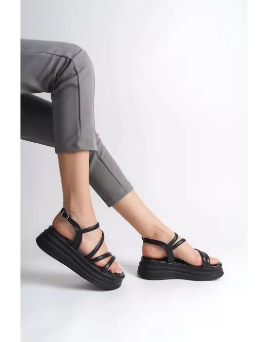 Omarı Şık Detaylı Tokalı Tabanlı Bayan Sandalet Siyah