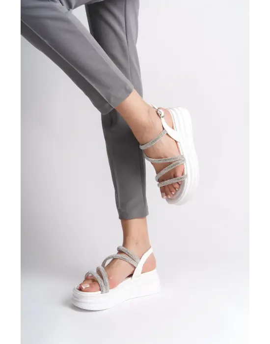 Omarı Rahat Tabanlı Taşlı Beyaz Bayan Sandalet