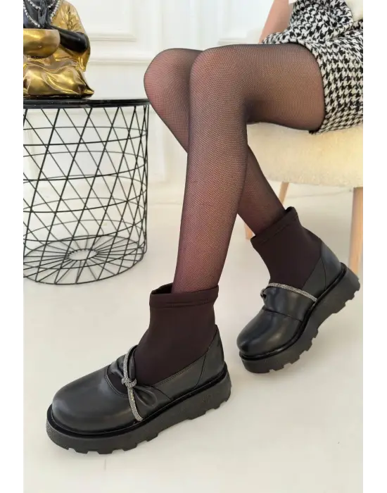 Omarı Sade Ve Şık Siyah Topuklu Bot