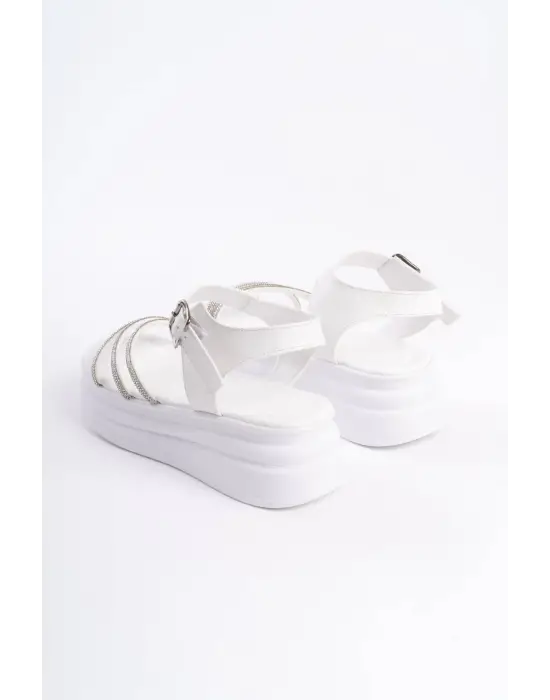 Omarı Yumuşak ve Rahat Tabanlı Beyaz Bayan Sandalet