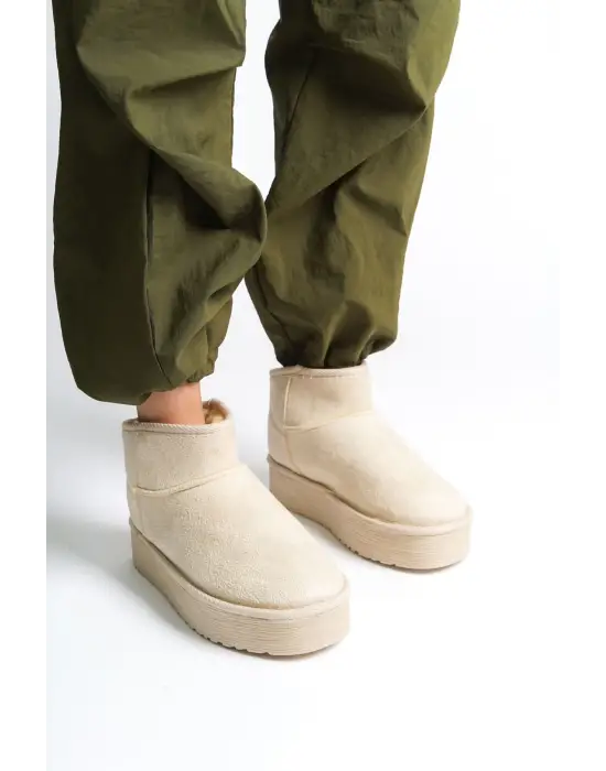Omarı Krem Süet Kısa Bot - Düz ve Kalın Tabanlı, İçi Kürklü