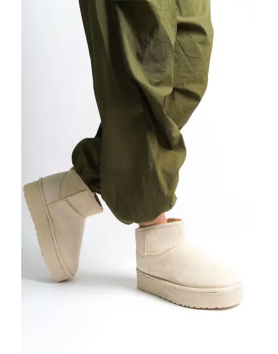 Omarı Krem Süet Kısa Bot - Düz ve Kalın Tabanlı, İçi Kürklü