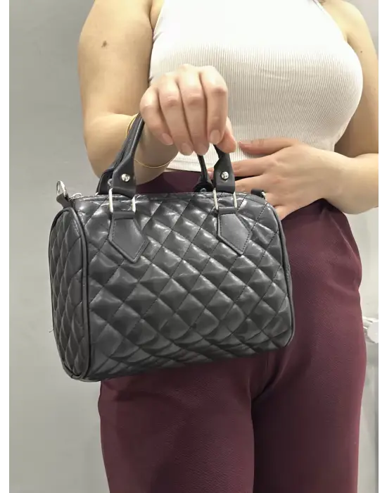 Omarı Şık Siyah Kapitone Cilt Çanta