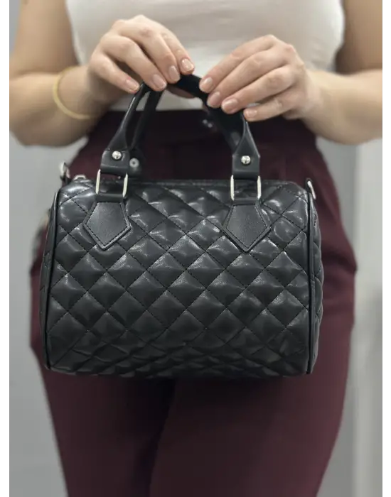 Omarı Şık Siyah Kapitone Cilt Çanta