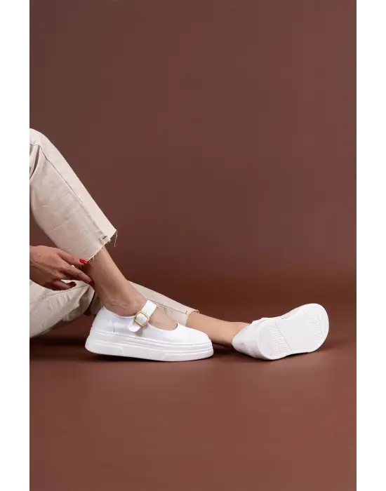 Omarı Hafif ve Şık Beyaz Keten Spor Ayakkabı