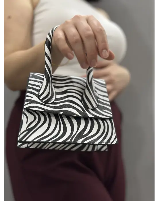 Omarı Şık Siyah Beyaz Deri Cilt Çantası