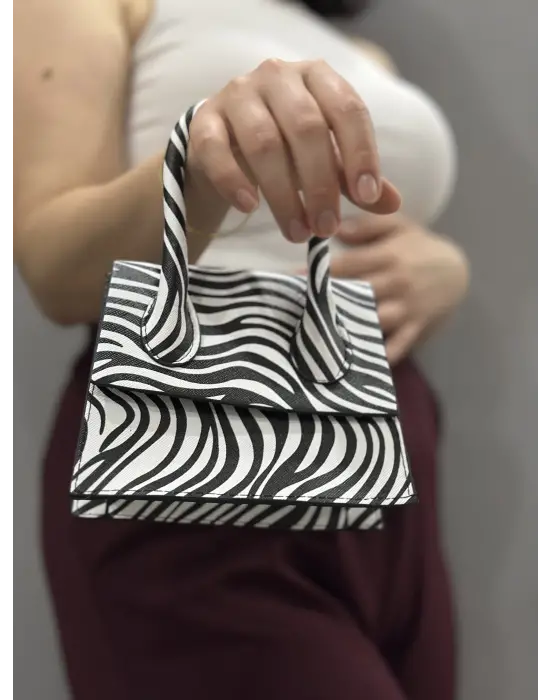 Omarı Şık Siyah Beyaz Deri Cilt Çantası