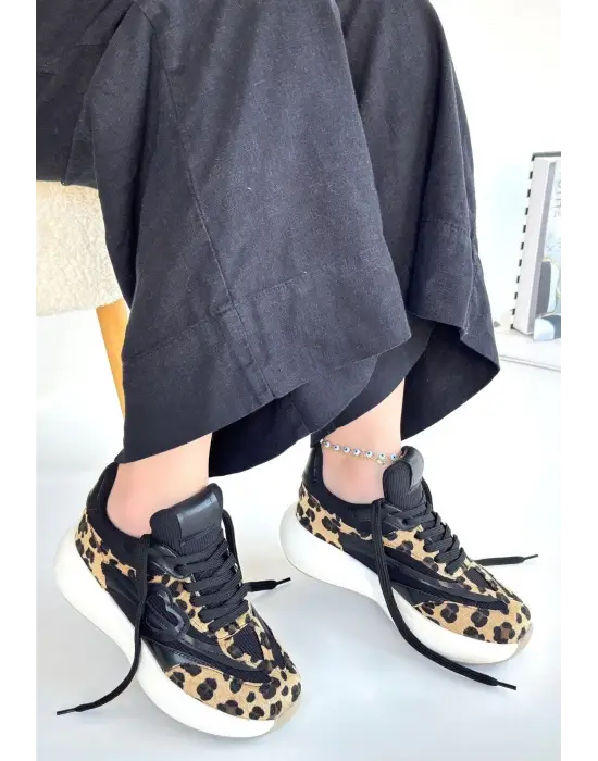Omarı Leopar Desenli Süet Bağcıklı Spor Ayakkabı