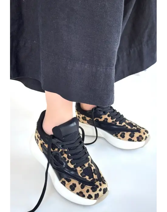 Omarı Leopar Desenli Süet Bağcıklı Spor Ayakkabı