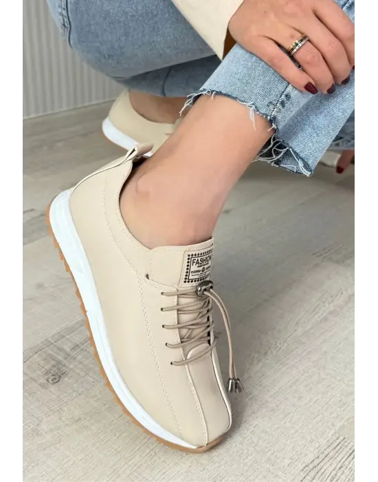 Omarı Rahat ve Şık Bej Bağcıklı Spor Ayakkabı