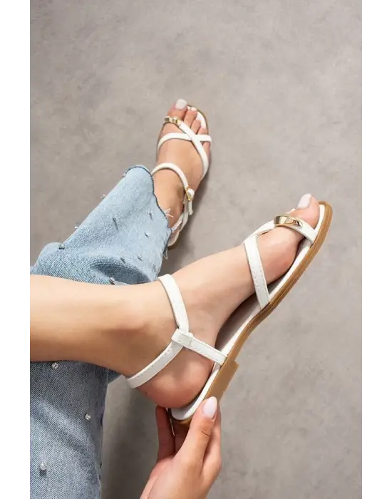 Omarı Beyaz Cilt Kemerli Sandalet - Yazın Şıklığınızı Tamamlayın