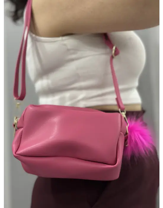 Omarı Parlak Fuşya Ponpon Detaylı Cilt Çantası
