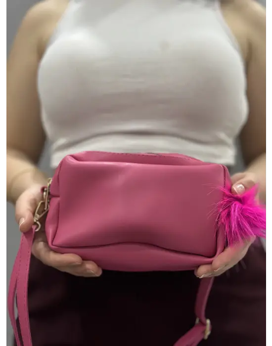 Omarı Parlak Fuşya Ponpon Detaylı Cilt Çantası