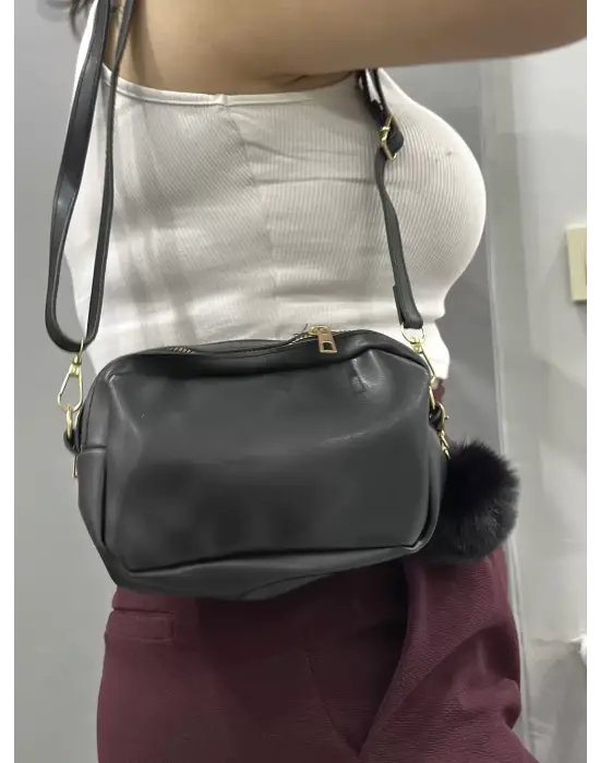 Omarı Şık ve Pratik Siyah Ponponlu Çanta