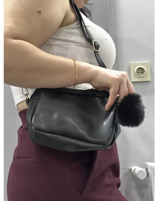 Omarı Şık ve Pratik Siyah Ponponlu Çanta