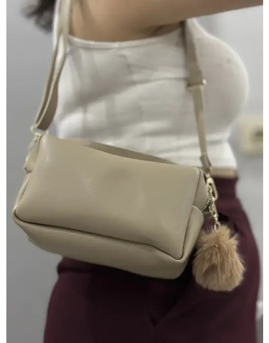 Omarı Sevimli Ponpon Detaylı Vizon Cilt Çantası