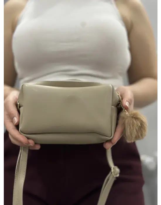 Omarı Sevimli Ponpon Detaylı Vizon Cilt Çantası