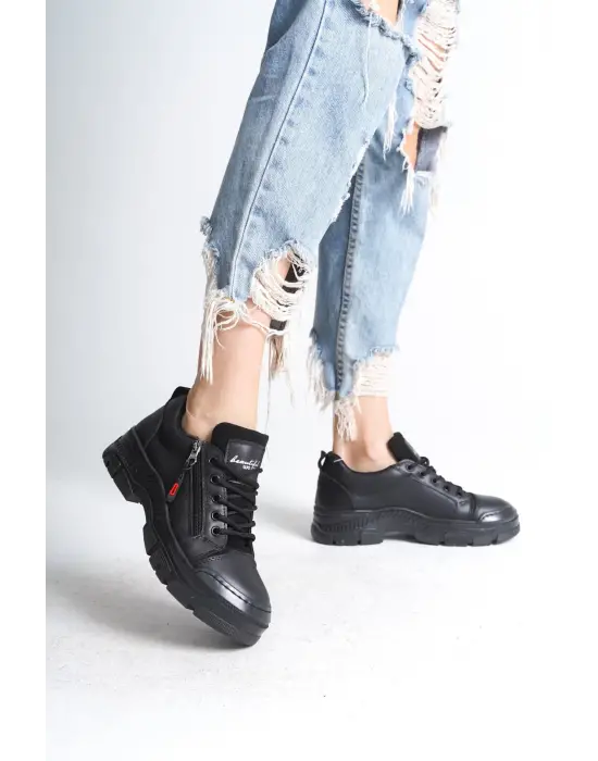 Omarı Rahat Tabanlı Bağcıklı Spor Ayakkabı - Siyah