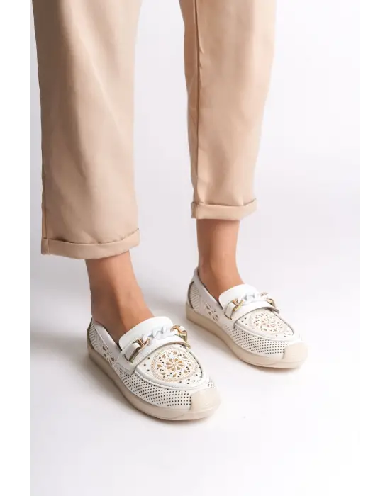 Omarı Çiçek Desenli Rahat Tabaan Bayan Babet Ayakkabı - Beyaz