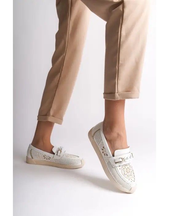 Omarı Çiçek Desenli Rahat Tabaan Bayan Babet Ayakkabı - Beyaz