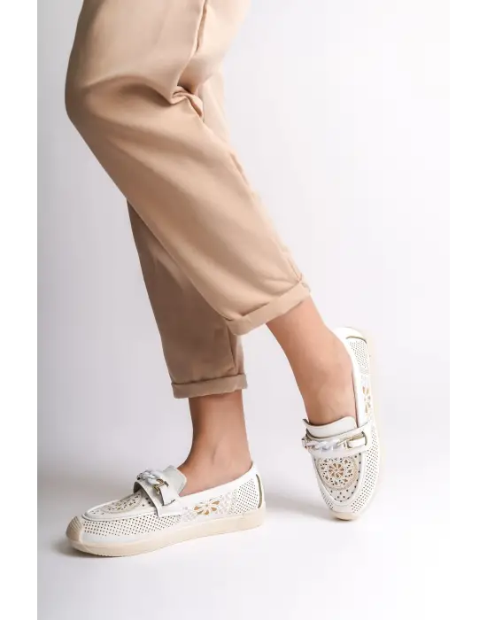 Omarı Çiçek Desenli Rahat Tabaan Bayan Babet Ayakkabı - Beyaz