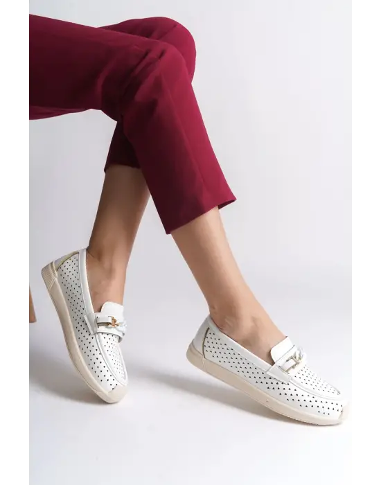 Omarı Rahat Tabanlı Kalp Desenli Beyaz Babet Ayakkabı