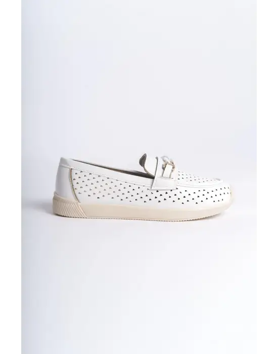 Omarı Rahat Tabanlı Kalp Desenli Beyaz Babet Ayakkabı