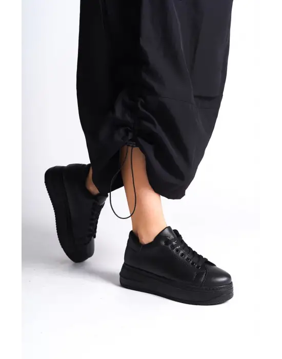 Omarı Rahat Bağcıklı Bayan Spor Ayakkabı - Siyah