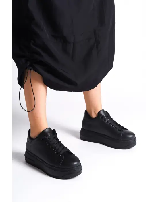 Omarı Rahat Bağcıklı Bayan Spor Ayakkabı - Siyah