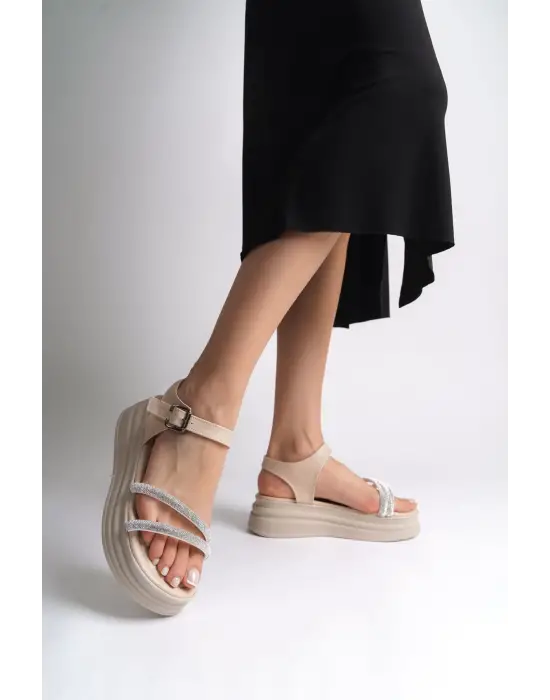 Omarı Rahat Tabanlı Taşlı Tabaan Bayan Sandalet - Krem