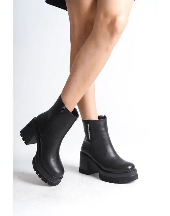 Omarı Yüksek Topuklu Rahatlığı: Siyah Bayan Bot