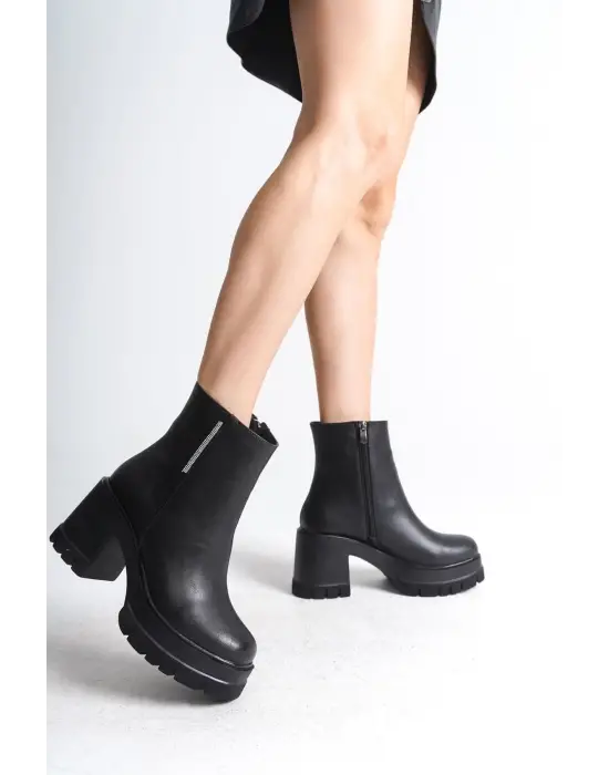 Omarı Yüksek Topuklu Rahatlığı: Siyah Bayan Bot