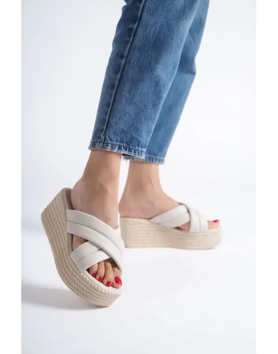 Omarı Rahat Dolgu Topuklu Tabaan Örgü Detaylı Bayan Terlik - Krem