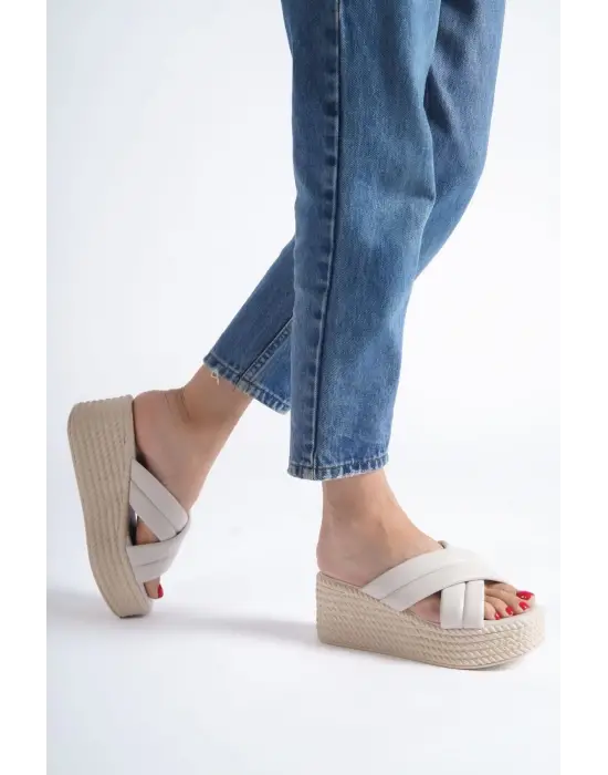 Omarı Rahat Dolgu Topuklu Tabaan Örgü Detaylı Bayan Terlik - Krem