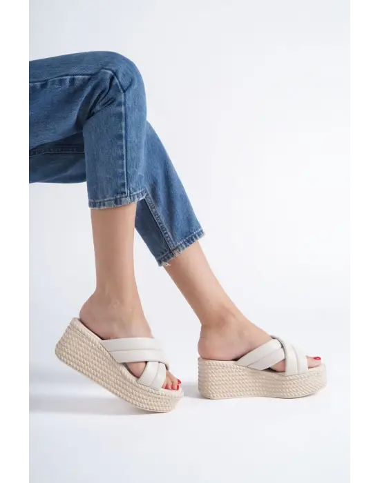 Omarı Rahat Dolgu Topuklu Tabaan Örgü Detaylı Bayan Terlik - Krem