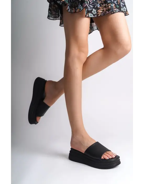 Omarı Rahat ve Şık Siyah Düz Topuklu Bayan Terlik - Kalın Tabanlı