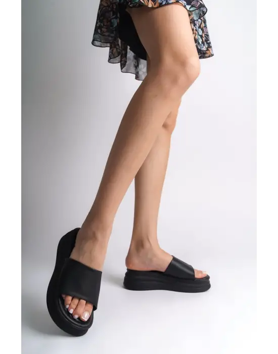 Omarı Rahat ve Şık Siyah Düz Topuklu Bayan Terlik - Kalın Tabanlı