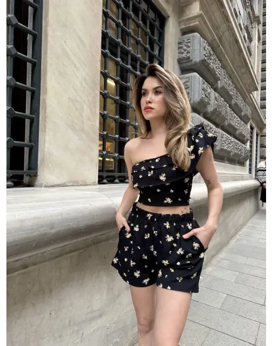 Omarı Yazın Trendi! Fırfırlı Şortlu Takım