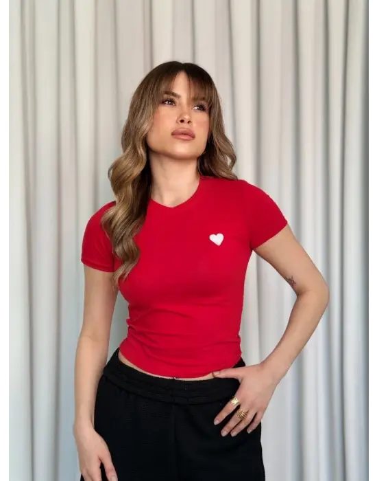 Omarı Kırmızı Kalpli Bluz - Trendy ve Şık Tasarım!