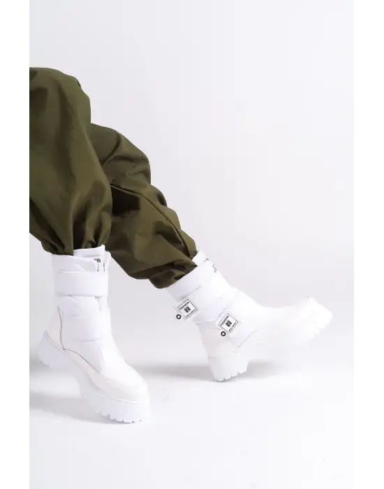 Omarı Etkileyici Beyaz Rugan Bayan Bot