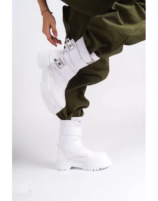 Omarı Etkileyici Beyaz Rugan Bayan Bot