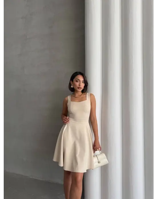 Omarı Tarzınıza Şıklık Katacak Kadın Kare Yaka Elbise