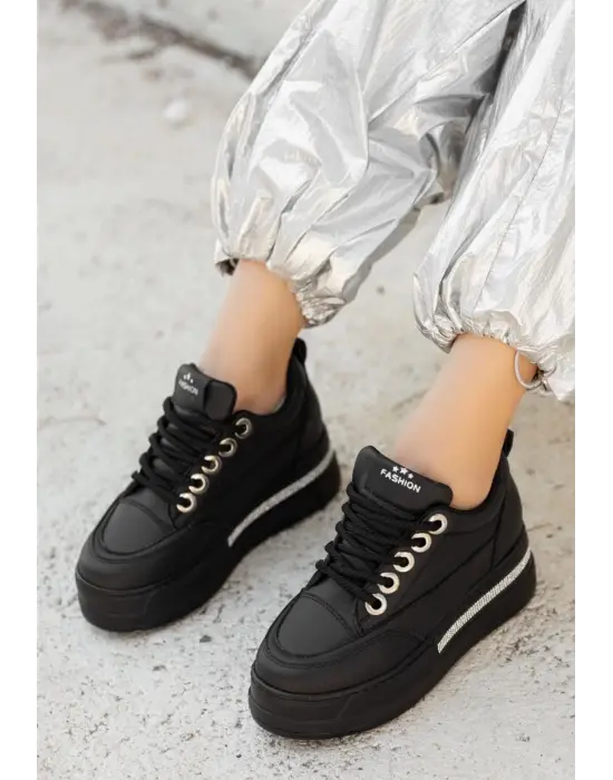 Omarı Siyah Bağcıklı Spor Ayakkabı