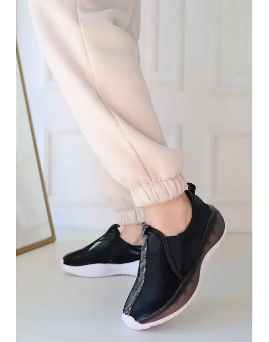 Omarı Hafif ve Şık Siyah Spor Ayakkabı