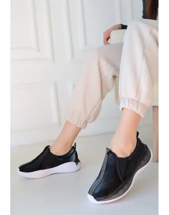 Omarı Hafif ve Şık Siyah Spor Ayakkabı