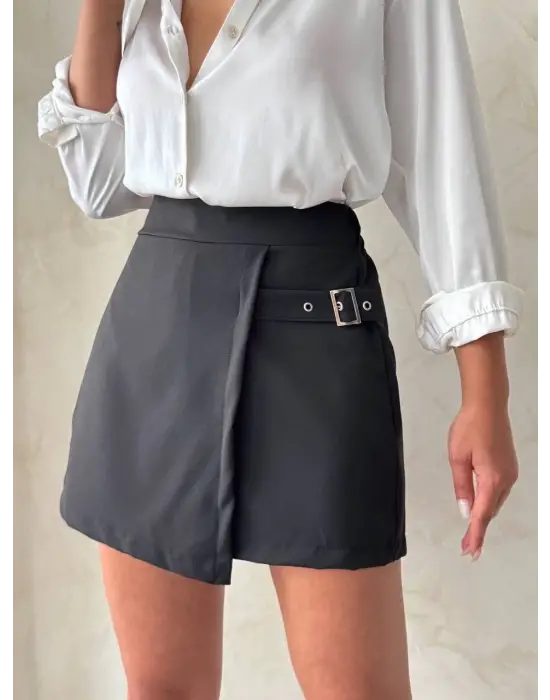 Omarı Siyah Tokalı Kadın Şort Etek - Şık ve Rahat Stil