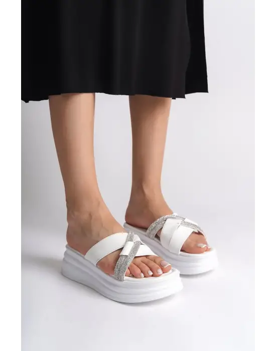 Omarı Şık ve Rahat Bayan Topuklu Çapraz Şeritli Terlik - Tabaan Beyaz